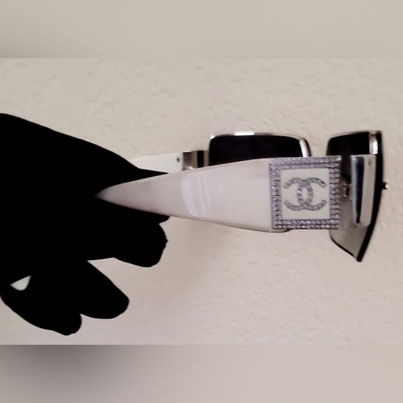 Chanel Sunglasses, excellent condition.. worn once, no scratches. - Picture 3 of 8